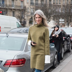 Street style trend: Šaty přes kalhoty
