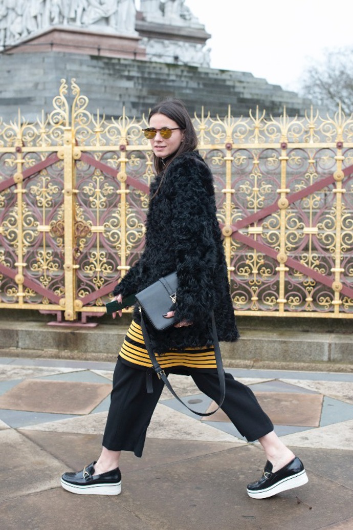 Street style trend: Šaty přes kalhoty