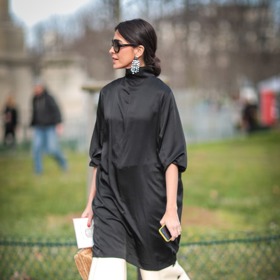 Street style trend: Šaty přes kalhoty
