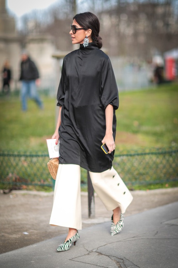 Street style trend: Šaty přes kalhoty