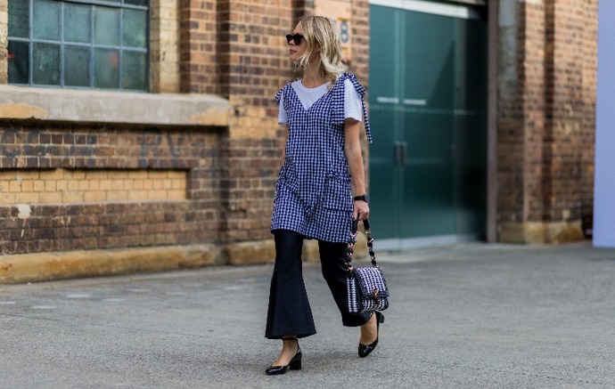 Street style trend: Šaty přes kalhoty