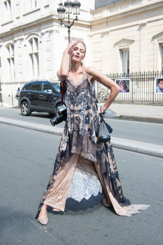 Street style trend: Šaty přes kalhoty