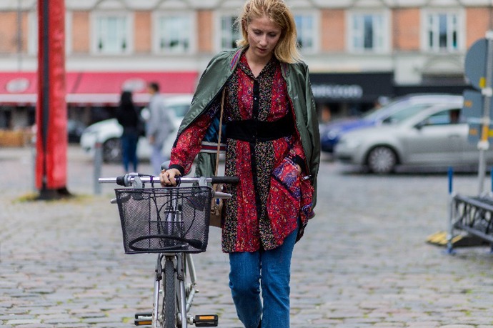 Street style trend: Šaty přes kalhoty