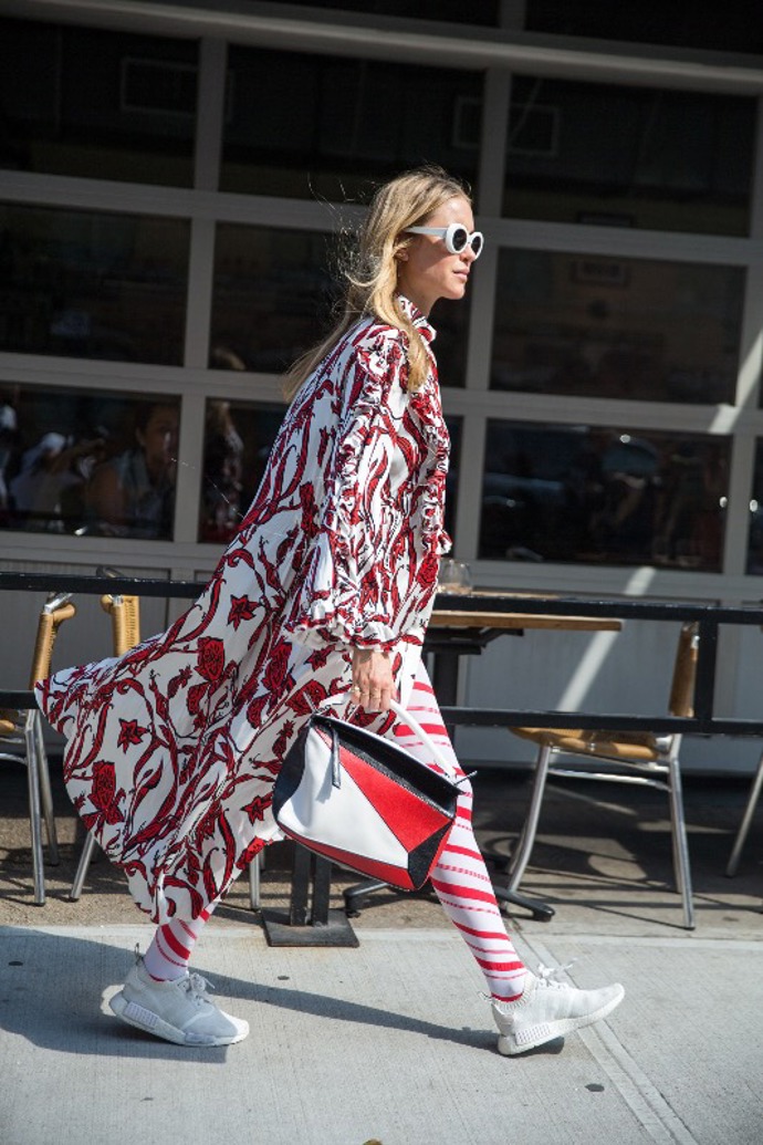 Street style trend: Šaty přes kalhoty
