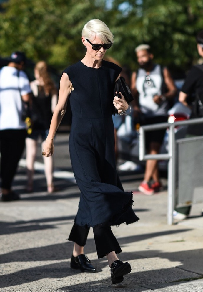 Street style trend: Šaty přes kalhoty