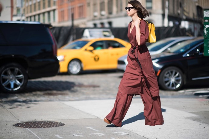 Street style trend: Šaty přes kalhoty