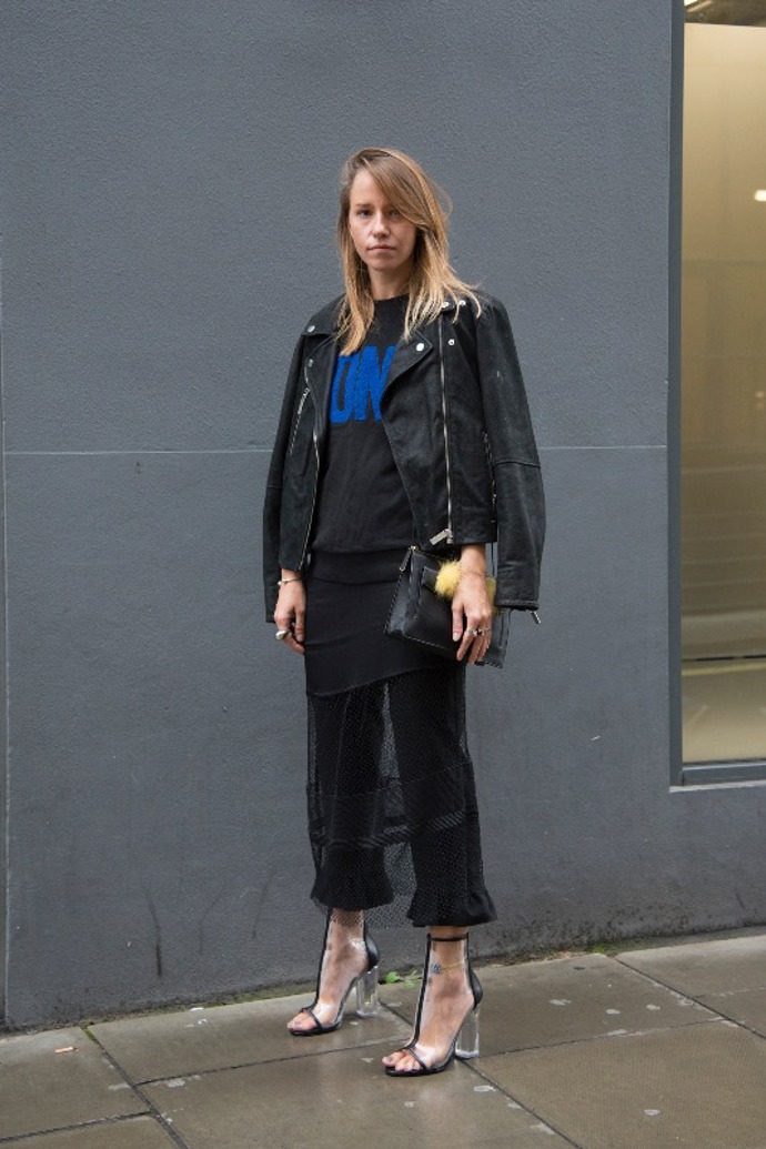 Street style trend: Šaty přes kalhoty