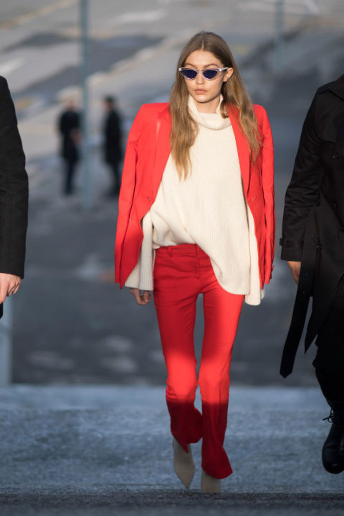 Gigi ví, že kalhotové kostýmy v dámském šatníku jsou hodně hot záležitost. Obzvlášť v červené! Gigi ví, že kalhotové kostýmy v dámském šatníku jsou hodně hot záležitost. Obzvlášť v červené!