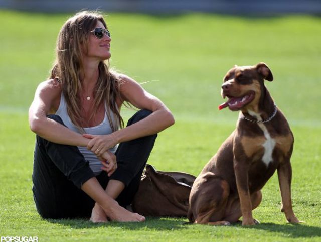 Gisele Bundchen relaxed next dog b1f7d