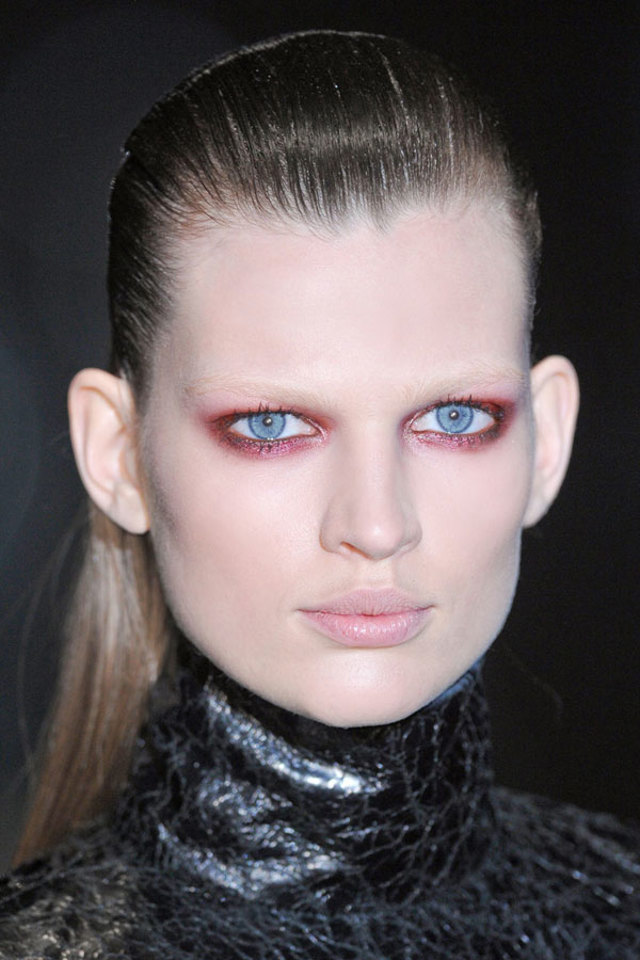 gucci-makeup-trend-prune-eyes-Gucci gucci-makeup-trend-prune-eyes-Gucci