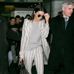 Kostýmek, šedivá mikina a tenisky. Take it easy jako Kendall Jenner. Kostýmek, šedivá mikina a tenisky. Take it easy jako Kendall Jenner.