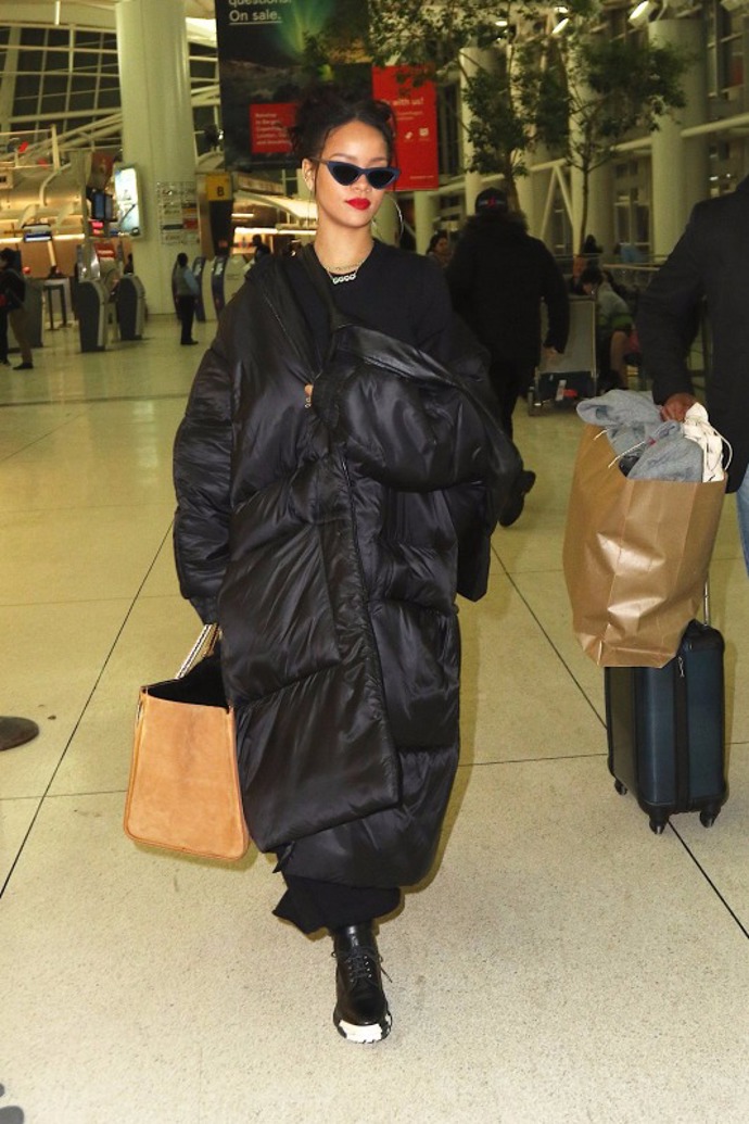 Rihanna umí být v pohodlí a přitom extravagantní současně. Inspirujete se? Péřovky jsou největší trend této sezony. 