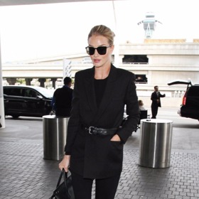 Black is the new black! Ta nikdy nezklame. Stejně jako oblíbená kombinace pařížanek: kotníčkové kozačky, černé slim džíny a sako. Black is the new black! Ta nikdy nezklame. Stejně jako oblíbená kombinace pařížanek: kotníčkové kozačky, černé slim džíny a sako.