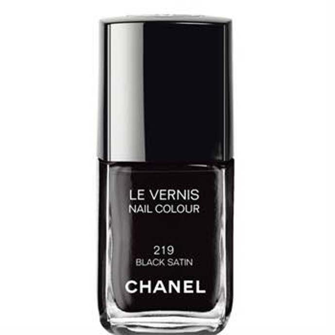 Tereza (stínová redaktorka): „Černý lak na nehty Chanel v odstínu Black Satin. Miluje ho i Victorie beckham. Takže hlavně proto.“ 