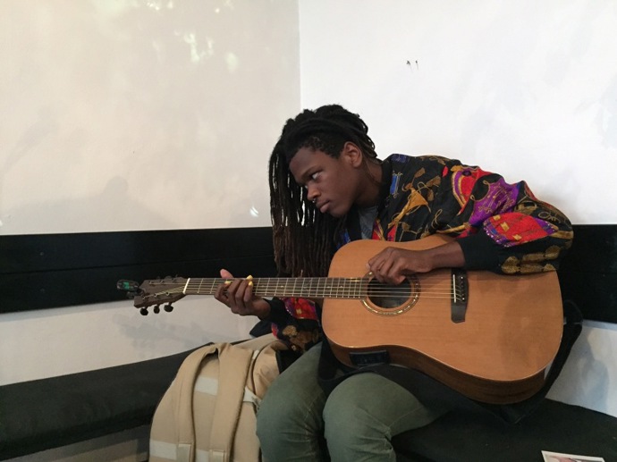 A jaký objev týdne má Martin? „Shamir! Měl mít v Lucerna Music Baru v úterý koncert, ale nakonec z něj sešlo. Ale americký zázrak současné taneční scény už byl v Praze, tak dal "aspoň" akusticky několik svých věcí jen s kytarou v Café Neustadt. A byla to velká paráda! Hudba ve své podstatě. Kdo byl u toho, ví... A takhle ho u toho vyfotil Honza Zima.“