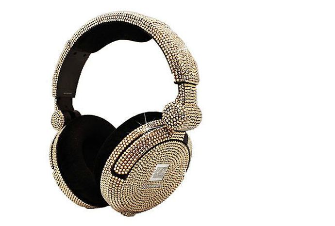 Trocha kýče neuškodí. Třpytit se můžete s iWave Crystal s více než 6500 ručně lepenými kamínky Swarovski objednáte na frontgate.com.