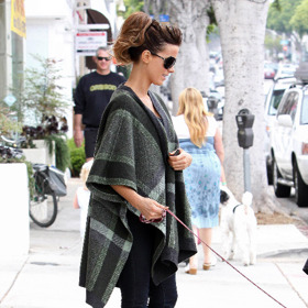 Může snad Kate Beckinsale vypadat při venčení psa ještě líp?
