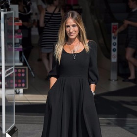 První model z nové kolekce SJP LBD s rozšířenou sukní nás baví! Hodí se na den i večer. První model z nové kolekce SJP LBD s rozšířenou sukní nás baví! Hodí se na den i večer.