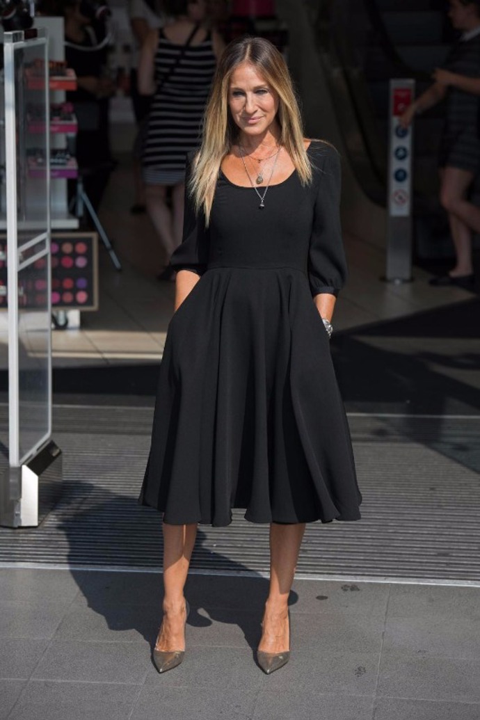 První model z nové kolekce SJP LBD s rozšířenou sukní nás baví! Hodí se na den i večer.