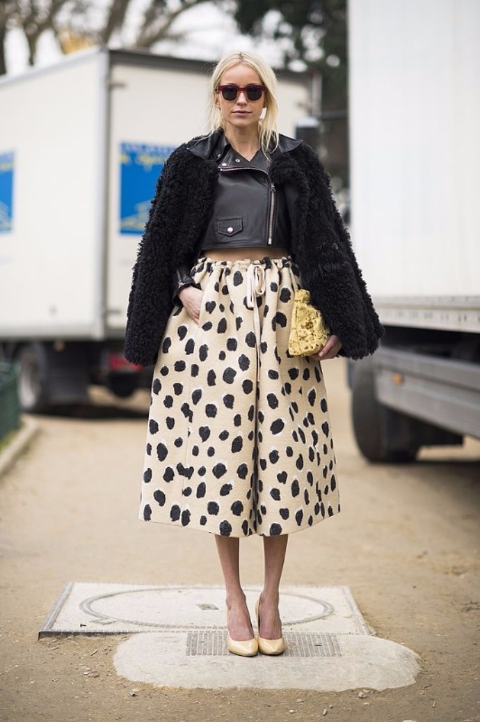 Široké kalhoty culottes + křivák místo topu. Proč ne? Hlavní je rovnováha. Nezapomeňte proto na podpatky a elegantní doplňky.
