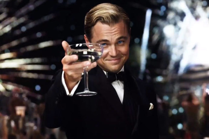 Že nosíte do obleku stále kravatu? Chyba! Zkuste někdy po vzoru Leonarda v Gatsbym klasického motýlka. Hned budete za většího elegána!