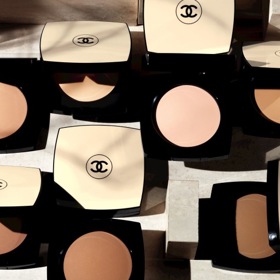Já nedám dopustit na Les Beiges od Chanel. Líbí se mi na něm komplet všechno - obal, textura, barva i jeho tvář - modelka Gisele Bündchen. Vyzkoušejte, fakt! Já nedám dopustit na Les Beiges od Chanel. Líbí se mi na něm komplet všechno - obal, textura, barva i jeho tvář - modelka Gisele Bündchen. Vyzkoušejte, fakt!