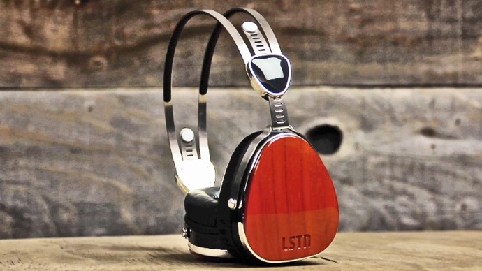 LSTN jsou sluchátka ze dřeva! Můžete si je objednat z Amazonu za 150 dolarů. Peníze z prodeje podporují koupi naslouchátek pro potřebné lidi z celého světa.