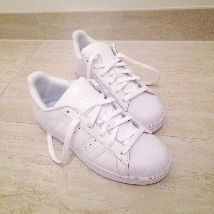   beauty redaktorka Lucie (@laelledi): „Miluju je! Dostala jsem super dar! Adidas Superstar... Jsem nevěrná Nike, ale nešlo odolat!“