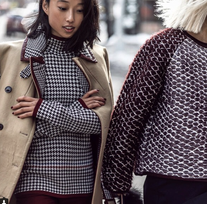 Ano, Asie je epicentrem dost divokého a dost inspirativního streetstylu. Nás hodně baví tato stylistka, která má kromě módy ráda například i hezké jídlo a vymazlené interiéry. Abyste ji našli snadněji, protože by rozhodně byla škoda ji přes Instagram nesledovat, upozorňujeme, že v @margaret__zhang jsou ta podtržítka dvě. 