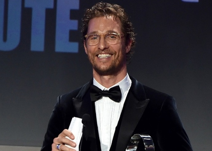 Matthew McConaughey v brýlích? A proč ne? 