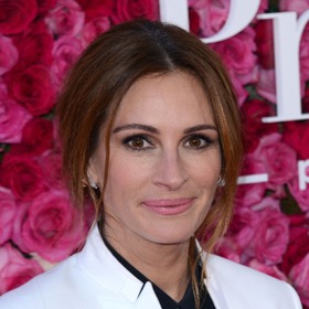 Julia Roberts v bílých kraťasech na premiéře Mother’s Day Julia Roberts v bílých kraťasech na premiéře Mother’s Day