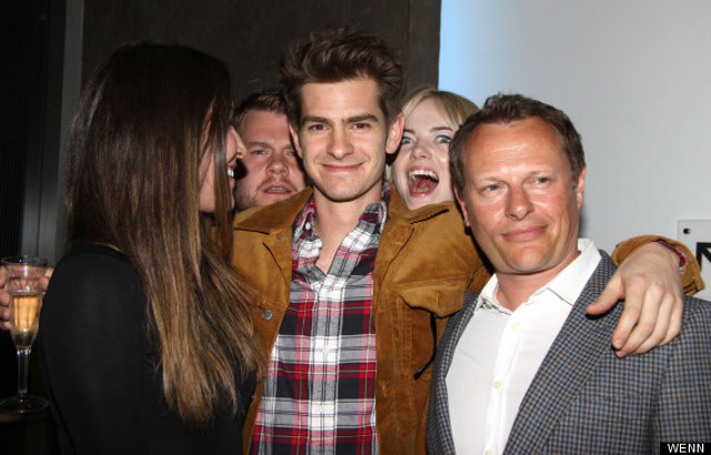 o-EMMA-STONE-PHOTOBOMB-570