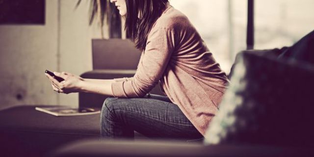 o WOMAN CELL PHONE TEXT SAD facebook e5603