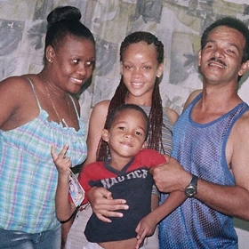 Rihannin otec byl závislý na cracku, trávě a alkoholu, což zpěvaččino dětství negativně poznamenalo. Rodiče se rozvedli, když jí bylo čtrnáct. Rihannin otec byl závislý na cracku, trávě a alkoholu, což zpěvaččino dětství negativně poznamenalo. Rodiče se rozvedli, když jí bylo čtrnáct.