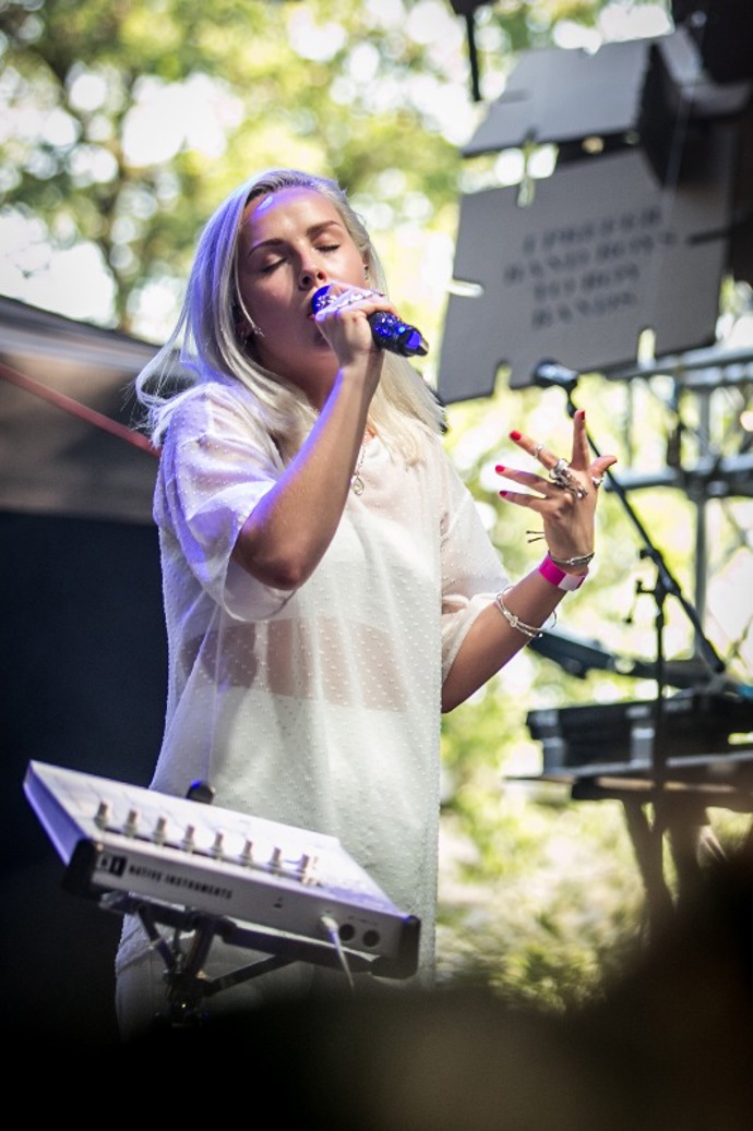 ELLE SE ZAMILOVALA! DO OVERTONE FESTIVALU