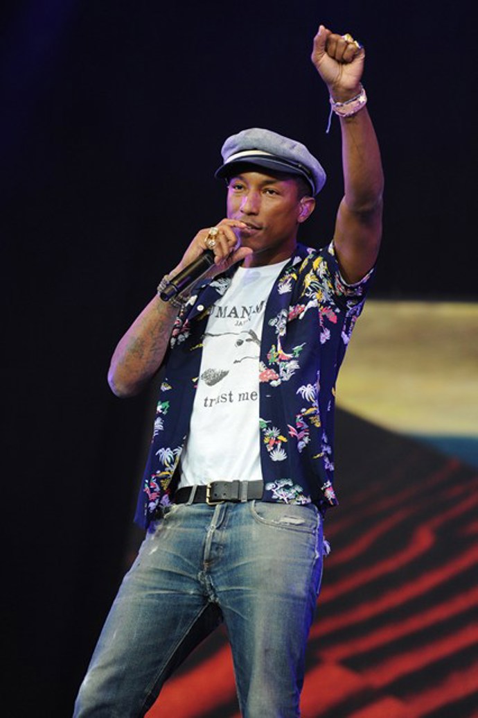 Havajské košile letošní léto zažívají vzkříšení a Pharrell u toho samozřejmě nesmí chybět. 
