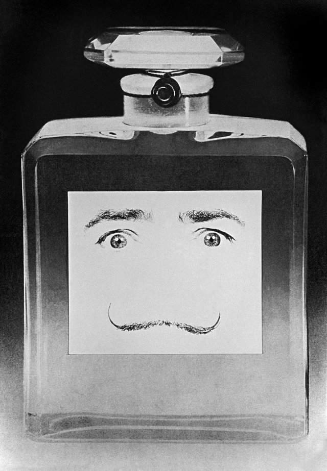 Philippe_Halsman_flacon_N5_Dali