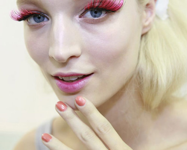pink-fake-lashes-pink-lips-viktor-rolf-spring pink-fake-lashes-pink-lips-viktor-rolf-spring