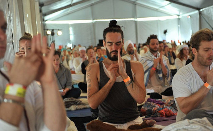 herec a moderátor Russell Brand