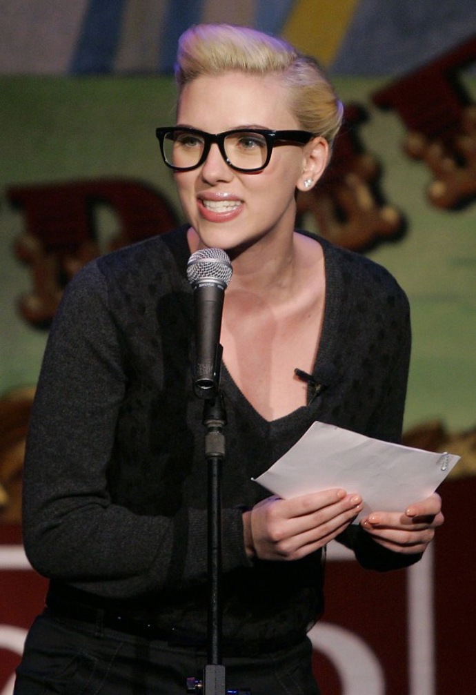 I Scarlett Johansson ví, že brýle mohou být sexy.
