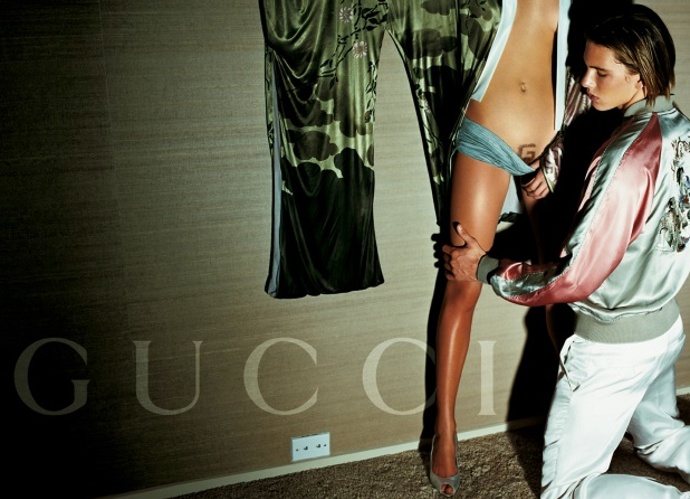 Tom Ford se opět předvedl, když jako ředitel značky Gucci dovolil, aby modelka pózovala s chloupky oholenými do tvaru G. Kampaň byla záhy přerušena.