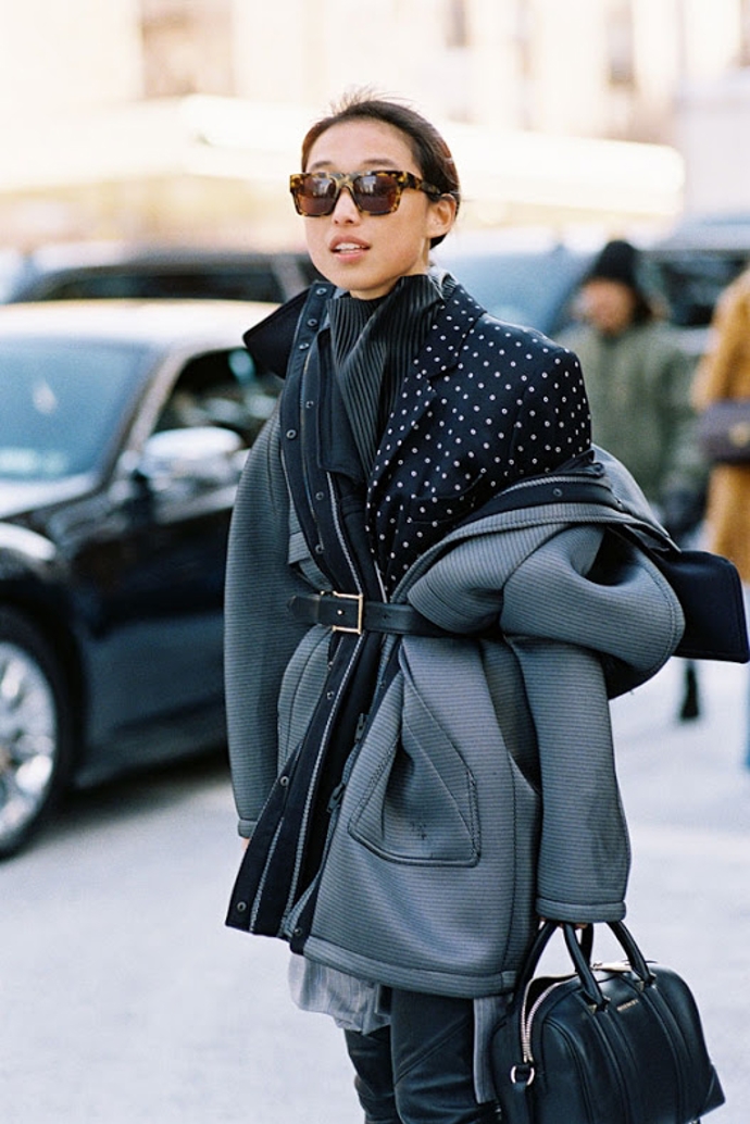 Královna vrstvení Margaret Zhang si také tento stylingový trik nemůže vynachválit.