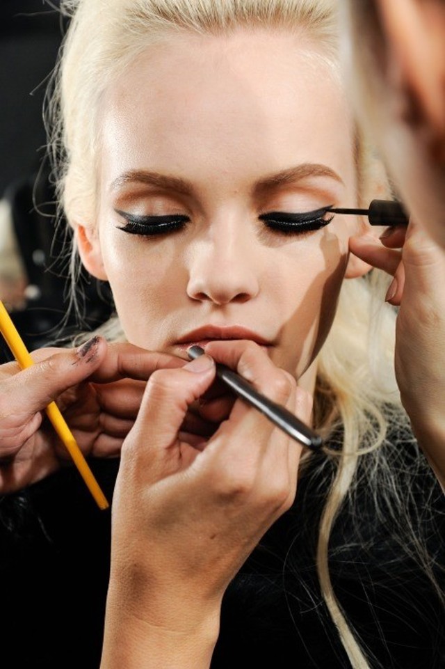 thick-winged-eyeliner thick-winged-eyeliner