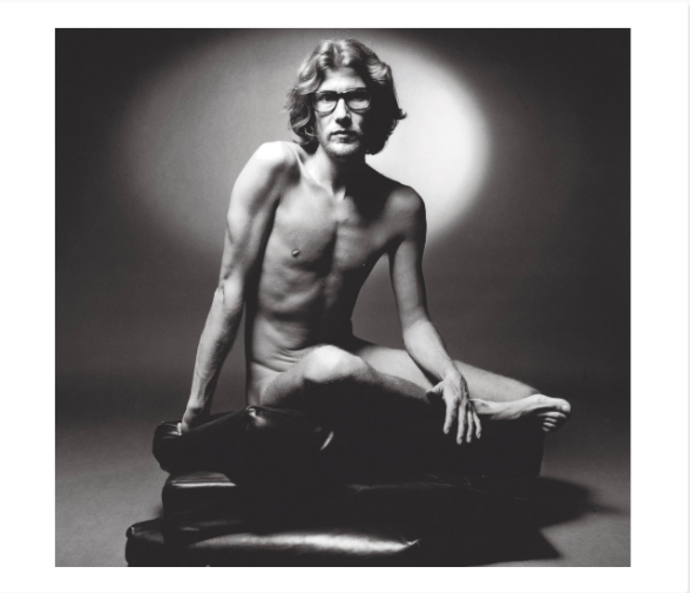 Ikonický Yves Saint Laurent se pro kampaň na svůj první pánský parfém nechal v roce 1971 nafotit nahý. 