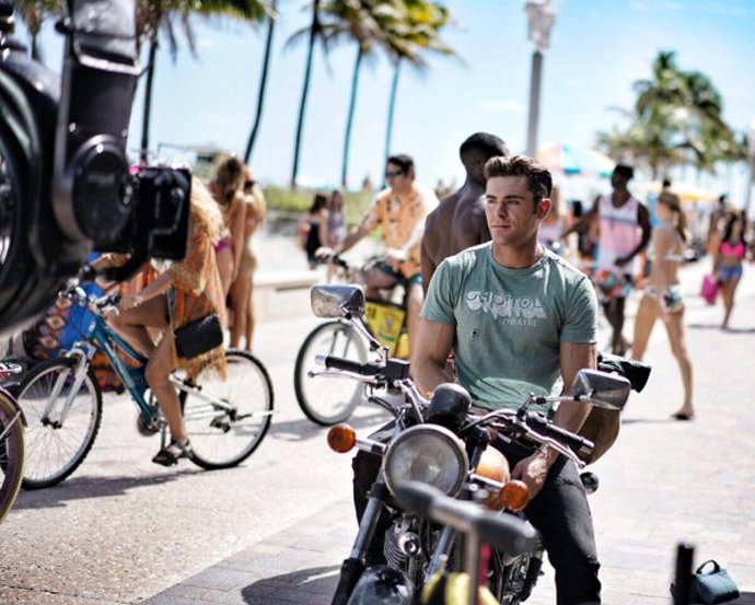 Na Miami se prohání i na motorce a bez helmy. 