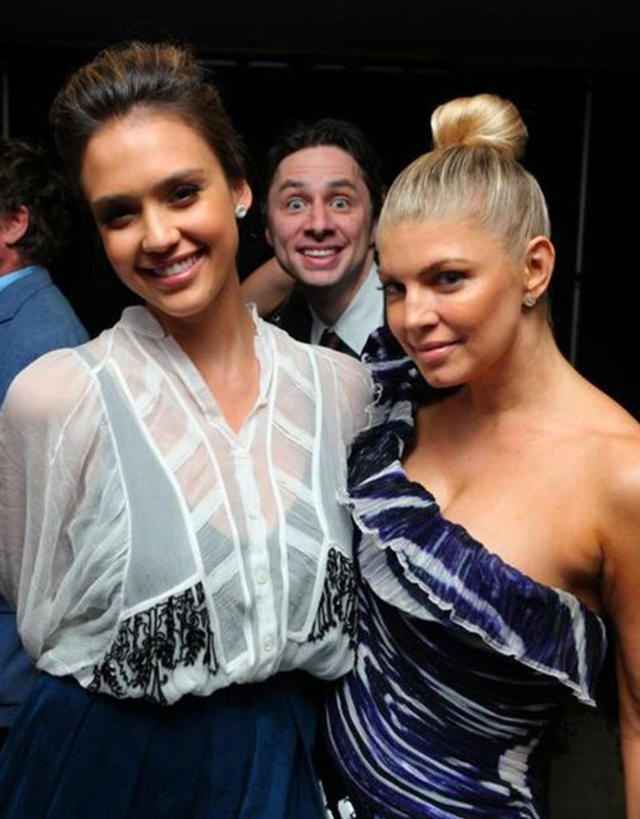 zach-braff-jessica-alba-fergie-photobomb