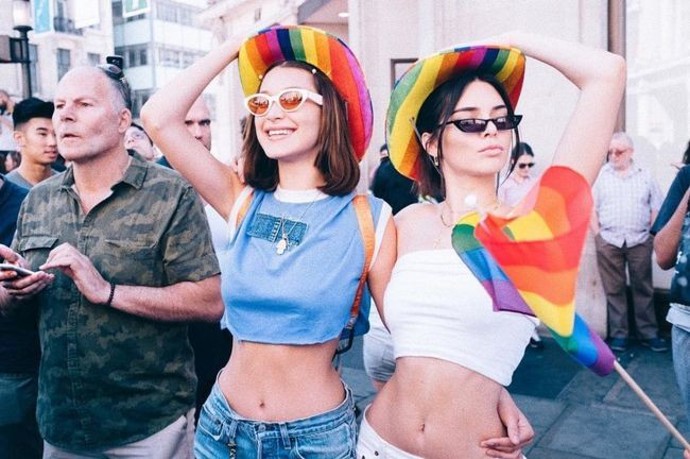 Během své návštěvy v Londýně Bella a Kendall stihly London Pride průvod.
