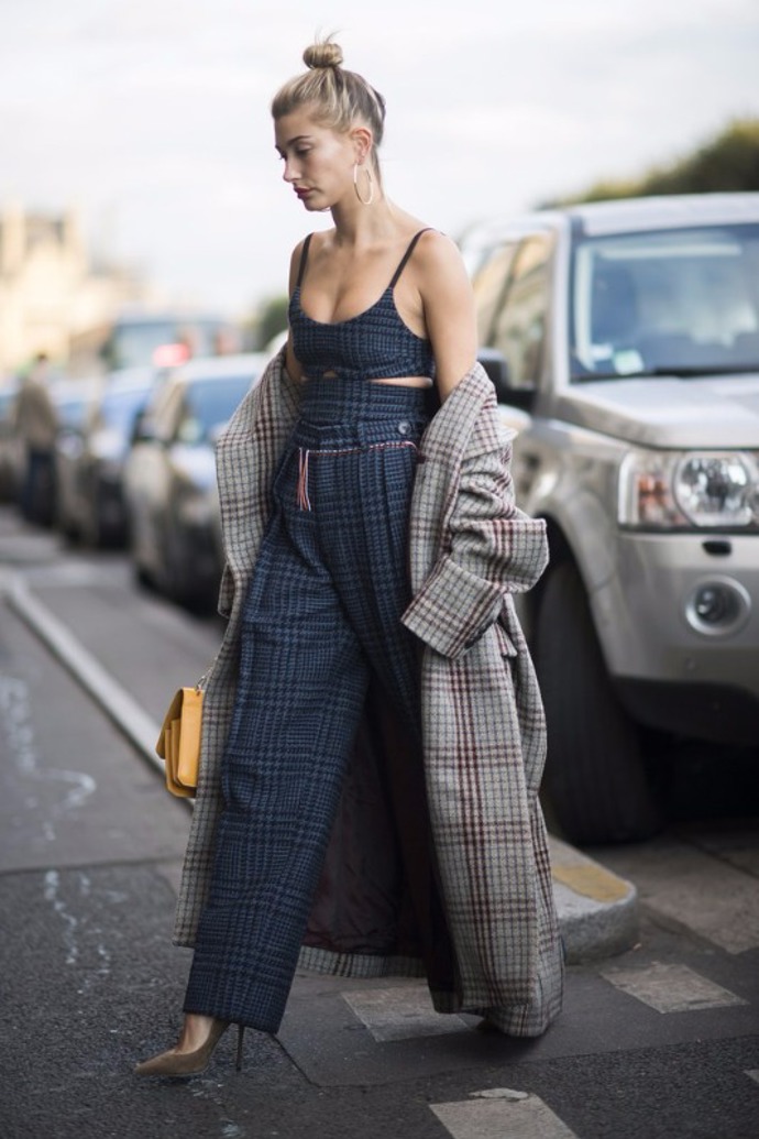Stejný vzor, různé barvy. Vysoká elegance v podání Hailey Baldwin.