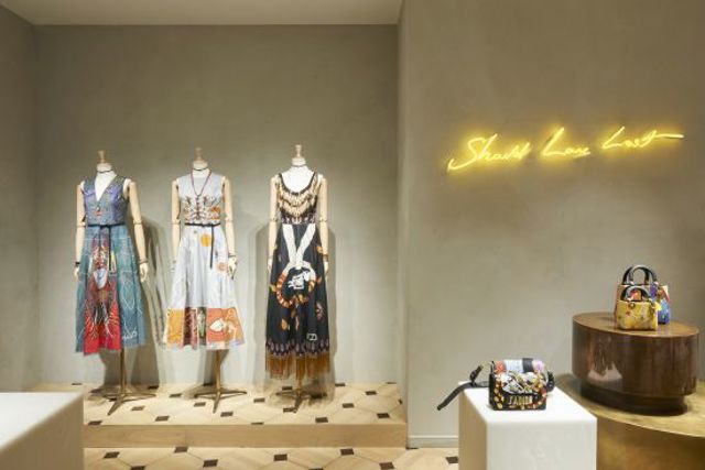 DIOR POP UP MONTAIGNE TAROT Adrien Dirand 2 1ed70 DIOR POP UP MONTAIGNE TAROT Adrien Dirand 2 1ed70