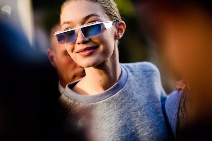 Retro tvar a aby byly co nejužší. Takové brýle se teď nosí. Gigi Hadid i její sestra už nenosí nic jiného.